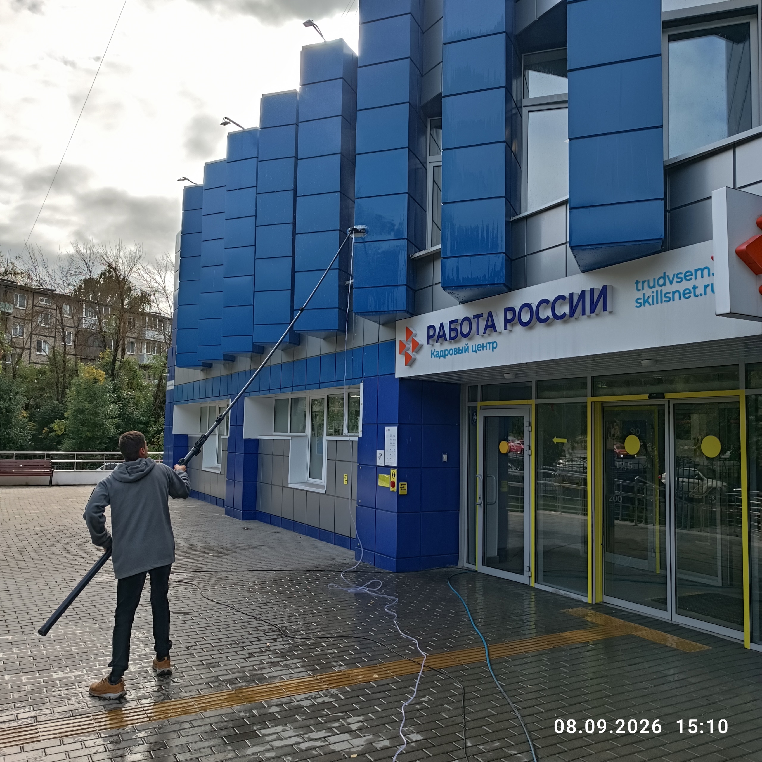 Офисное здание после мойки